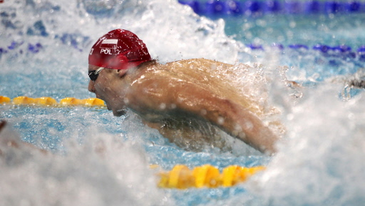 Konrad Czerniak przedłużył polskie nadziej na medal podczas pływackich mistrzostw świata w Szanghaju. Nasz pływak był najszybszy w swoim półfinale na 100 m motylkiem, bijąc rekord Polski z czasem 51,54 i uzyskując minimum na igrzyska olimpijskie w Londynie.