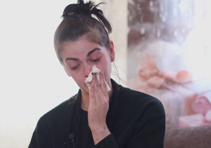 Majka poginulih devojčica na železničkoj stanici Novi Sad