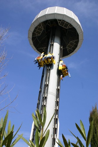 Gardaland – park rozrywki położony we Włoszech, w okolicy Werony, w pobliżu jeziora Garda, które stanowi atrakcyjne wakacyjne miejsce. Na powierzchni 60 ha miłośnicy zabawy mogą znaleźć atrakcje podzielone na trzy strefy: fantastyka, przygoda oraz adrenalina.   Jedną z największych atrakcji jest  roller coaster, który tor o długości 770 metrów pokonuje w niecałe 2 minuty. Jednodniowy normalny bilet wstępu do parku kosztuje ok. 37 euro. Bilety rodzinne zaczynają się od 88 euro.