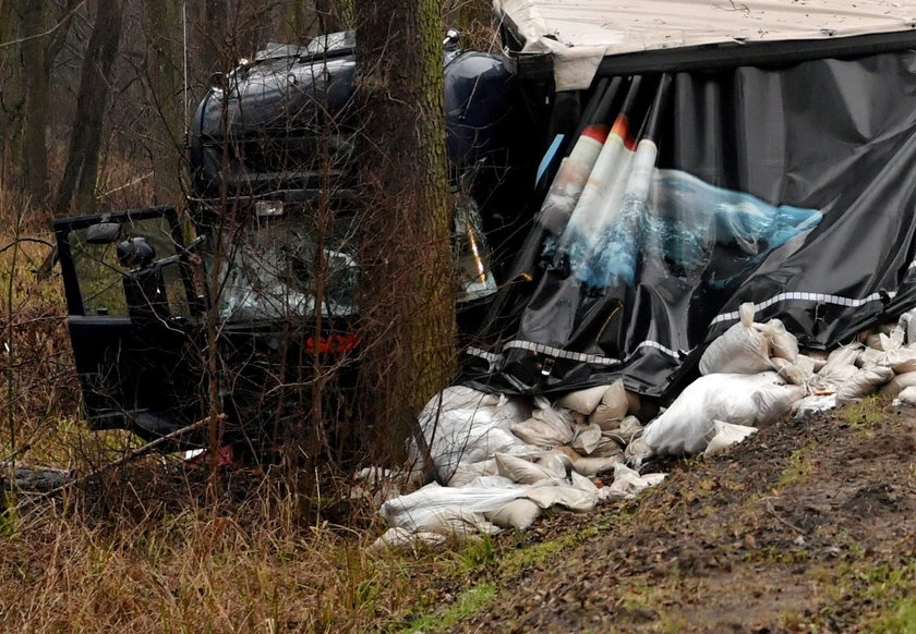 Tragiczny wypadek na DW 631 pod Nieporętem. Nie żyje jedna osoba