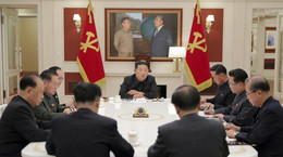 Kim Dzong Un na posiedzeniu biura politycznego, 17 maja 2022 r.