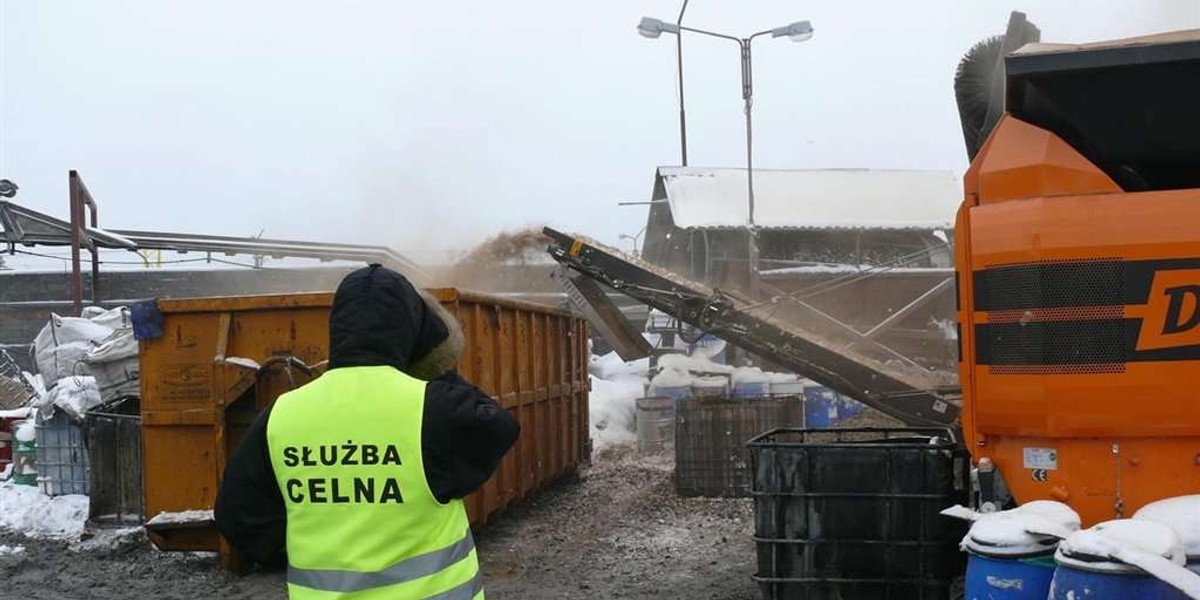 Fajki z przemytu poszły z dymem. FOTO