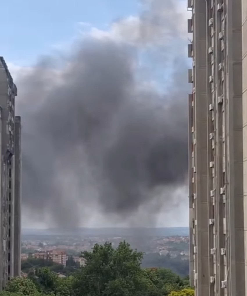 Gusti crni dim iznad Banjice