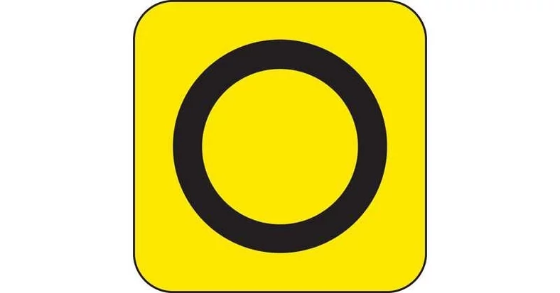Czarne koło na żółtym tle
