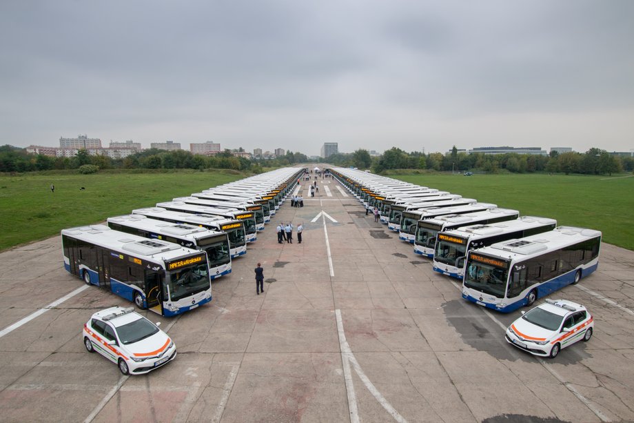 Dostawa 86 autobusów Mercedesa do Krakowa - prezentacja na terenie Muzeum Lotnictwa Polskiego - 2018 rok