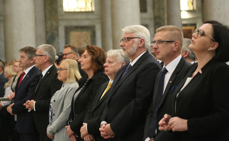 Polska delegacja w Watykanie: marszałek Sejmu Marek Kuchciński (L), marszałek Senatu Stanisław Karczewski (2L) z żoną Elizą (3L), wicemarszałek Sejmu Małgorzata Kidawa-Błońska (4L) wicemarszałek Senatu Bogdan Borusewicz (4P), minister spraw zagranicznych Witold Waszczykowski (3P) i szefowa Kancelarii Prezydenta RP Małgorzata Sadurska (P) w rzymskiej Bazylice św. Pawła za Murami