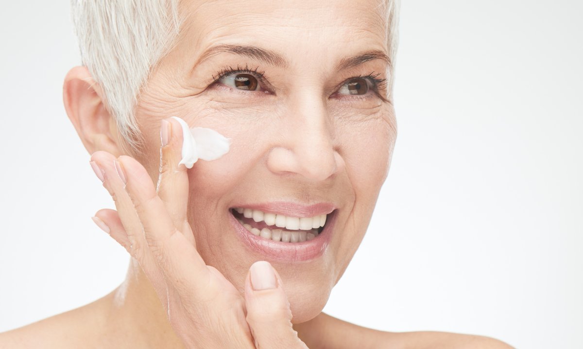 60-latki uwielbiają ten krem poprawiający kontur twarzy! Wypełnia zmarszczki i nawilża