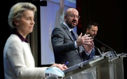 UE wprowadzi „ciemnoczerwone” strefy zakażeń i paszporty szczepionkowe. Co to oznacza?