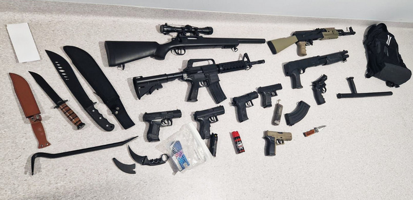 Atrapy broni, znalezione przez policję u czternastolatków