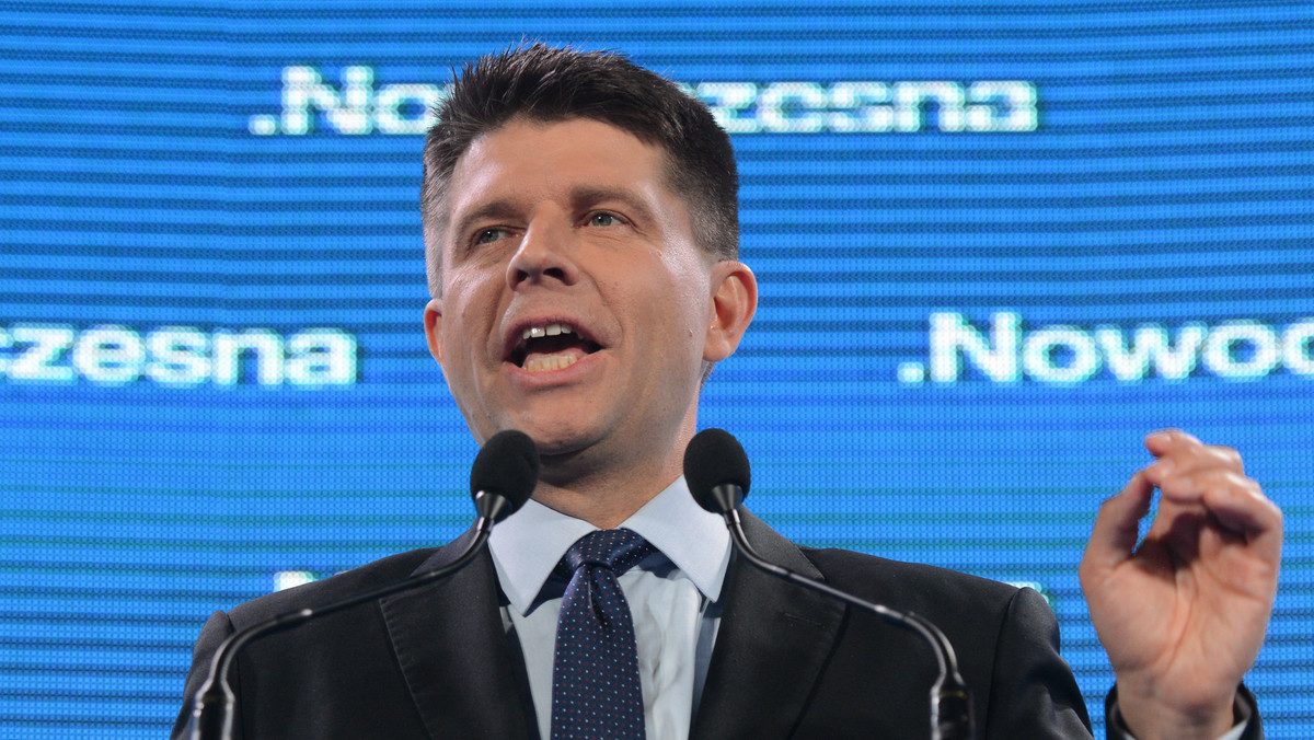 – Jestem zaniepokojony tym, co się stało. Ich propozycje gospodarcze są nieodpowiedzialne – powiedział Ryszard Petru w wywiadzie, który można przeczytać w dzisiejszym wydaniu "Gazety Wyborczej". Petru jest przewodniczym partii Nowoczesna, która znalazła się w Sejmie z poparciem 7,60 proc. Przewodniczący odniósł się także do radykalizmu, który zdaniem niektórych komentatorów, obecny jest w PiS.