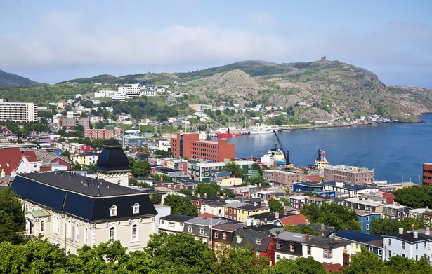 2.	Panorama St. John’s, Nowa Fundlandia, zatoka i Signal Hill, wzgórze które dawniej było wzgórzem nawigacyjnym. Statki zbliżające się do Nowej Fundlandii mogły odczytać z niego informacje na temat pogody czy zbliżającego się sztormu przekazywane za pomocą flag oraz instrukcje, gdzie mogą zacumować