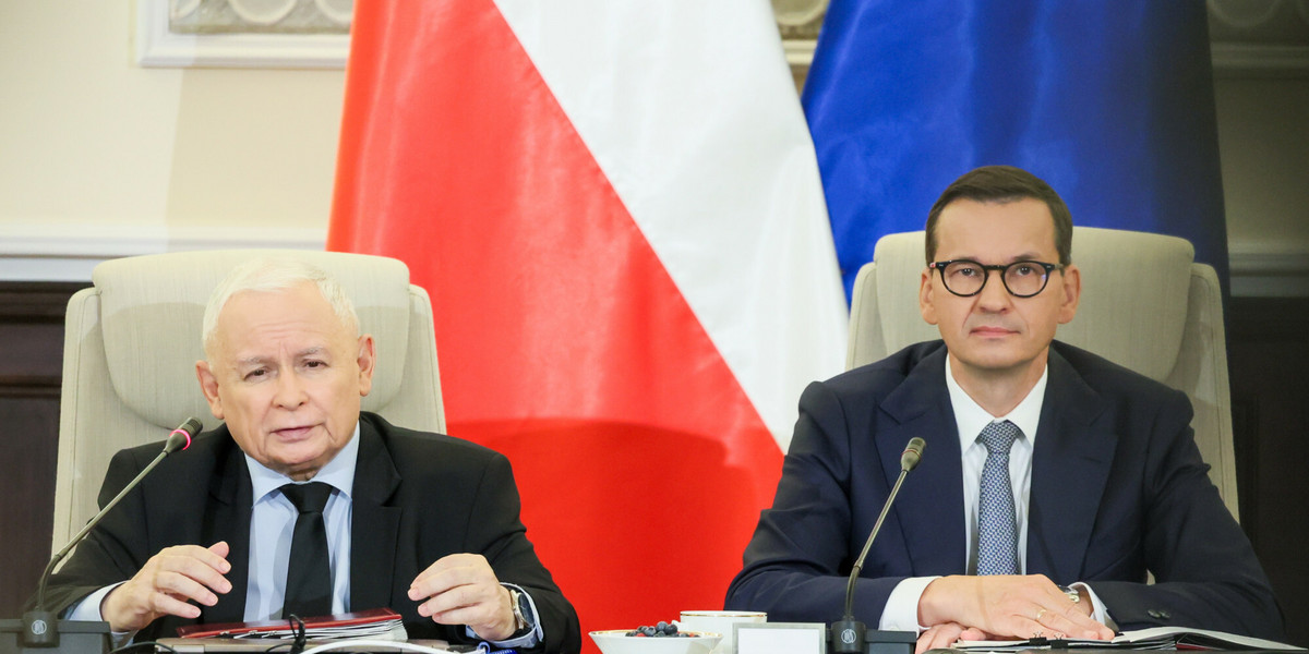 Jarosław Kaczyński i Mateusz Morawiecki podczas posiedzenia rządu.