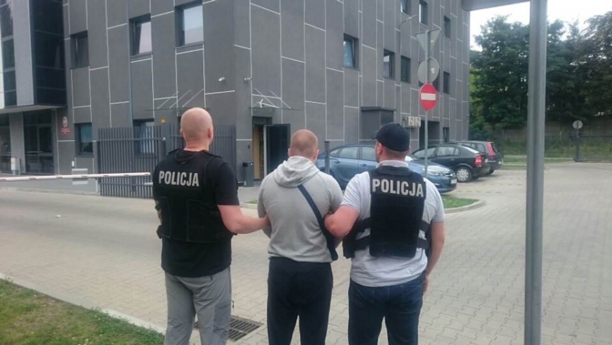 Zatrzymany wczoraj w Zgierzu 22-latek wielokrotnie był notowany przez policję, na koncie ma groźby, zastraszenia i pobicia. Teraz odpowie za zaatakowanie nożem jednego z pasażerów w tramwaju.