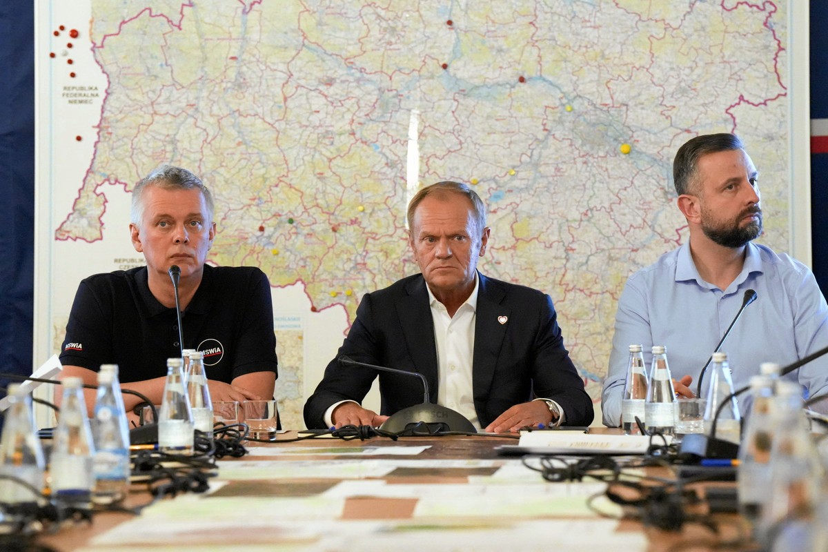 Donald Tusk zapewniał mieszkańców, że linia kolejowa zostanie przywrócona. Teraz zależy od decyzji w sprawie ochrony przeciwpowodziowej