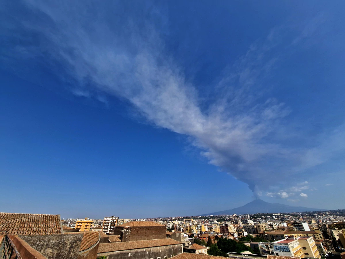  Obudziła się Etna. Lotnisko w Katanii ogranicza ruch samolotów WIDEO