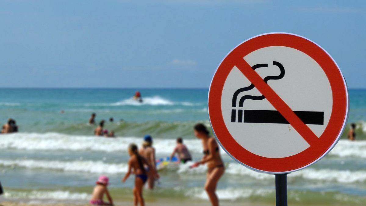 Wakacje 2020. Palenie papierosów, śmieci na plażach w Polsce