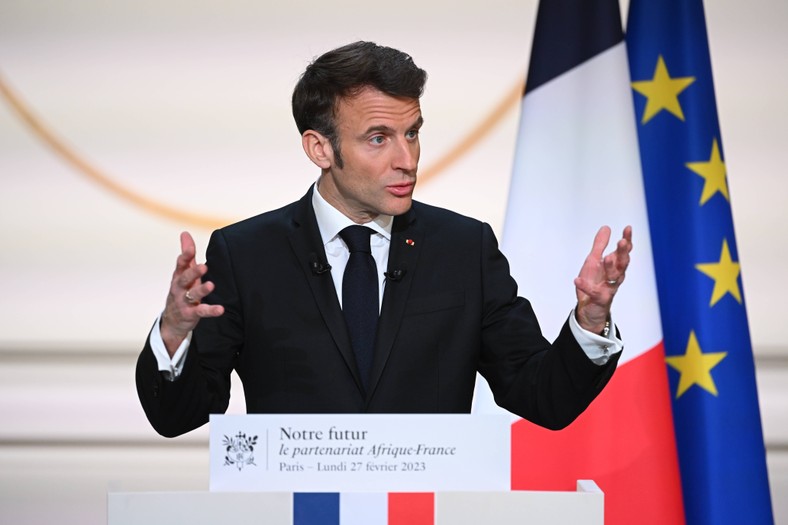 Prezydent Francji Emmanuel Macron podczas przemówienia na temat strategii Francji wobec Afryki przed jego wizytą w Afryce Środkowej, Paryż, 27 lutego 2023 r.