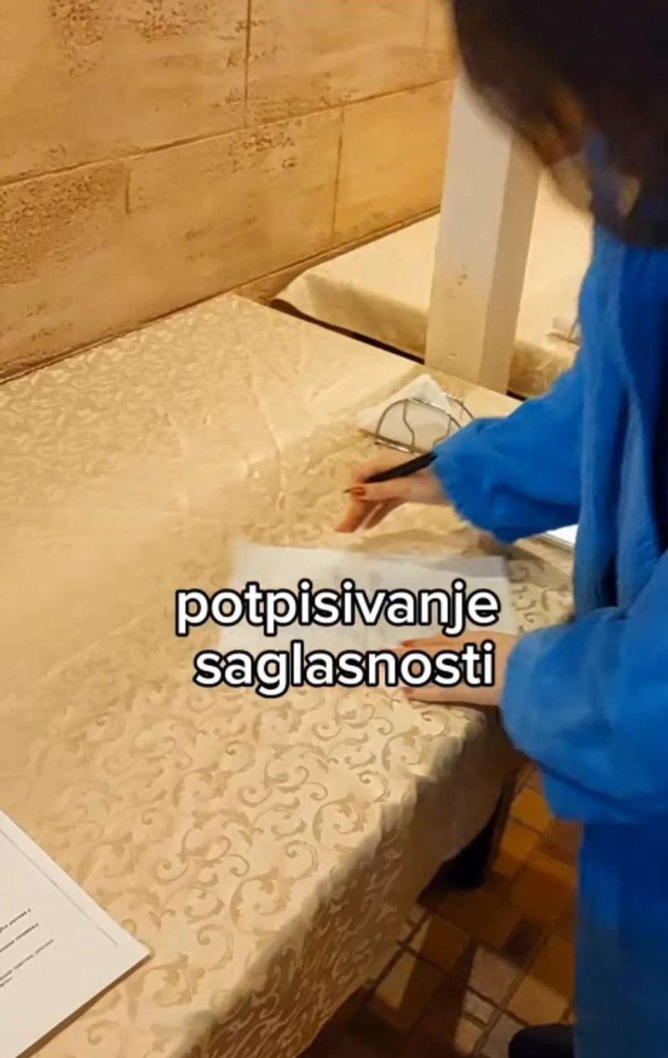 Fitnes liznakinja plivala sa dečkom za Lasni krst