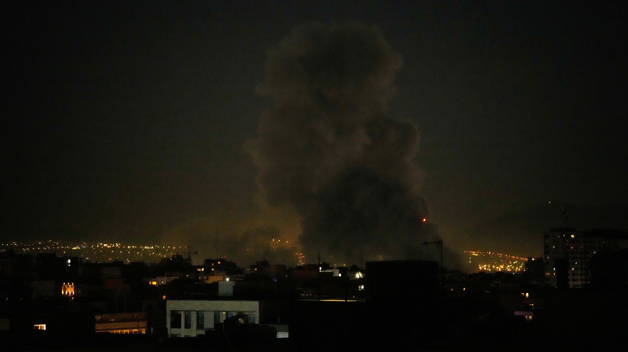 Dym stúpa pri explózii po útoku v Teheráne.