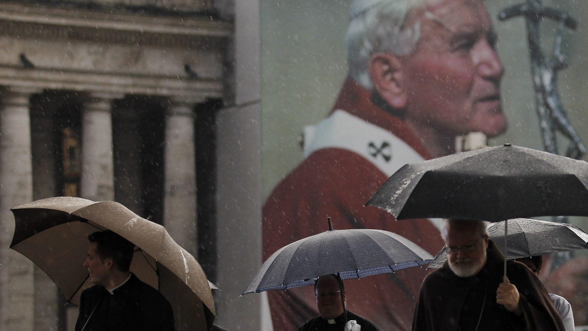 Pielgrzymi wybierający się na beatyfikację papieża Jana Pawła II muszą liczyć się z deszczową, burzową pogodą, zapowiadaną dla Rzymu - przynajmniej na razie - na sobotę i niedzielę.