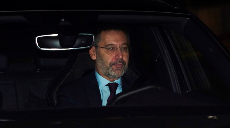 Josep Bartomeu elnök távozik a Camp Nouból. / Fotó: EPA/Alejandro Garcia