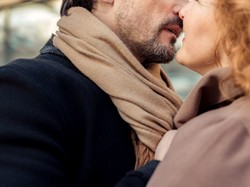 Lekcja zaufania. Ekspertka radzi, jak wejść w nowy związek po zdradzie