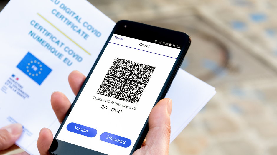 Paszport sanitarny zostanie zastąpiony przez paszport szczepionkowy we Francji 