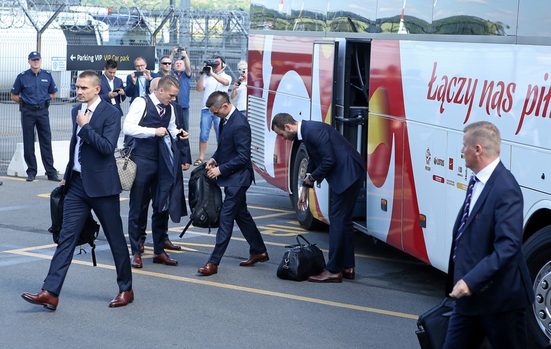 Elegancja Francja. Kadrowicze Nawałki 'pod krawatem' polecieli na ME