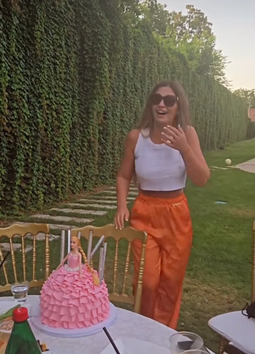 Ana Radulović dobila tortu u obliku Barbi lutke za rođendan
