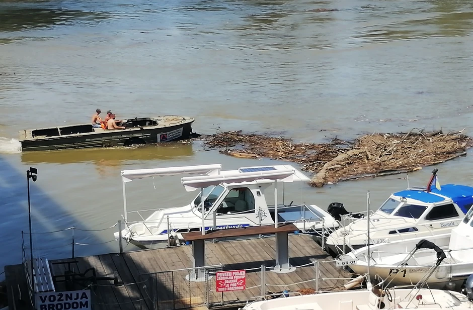 Gomile smeće u Savi u Gradiški