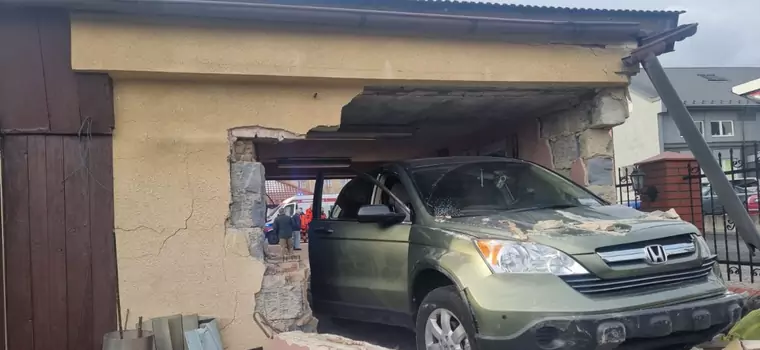 SUV potrącił seniorów i przebił ścianę garażu. Nie żyje 84-latek  