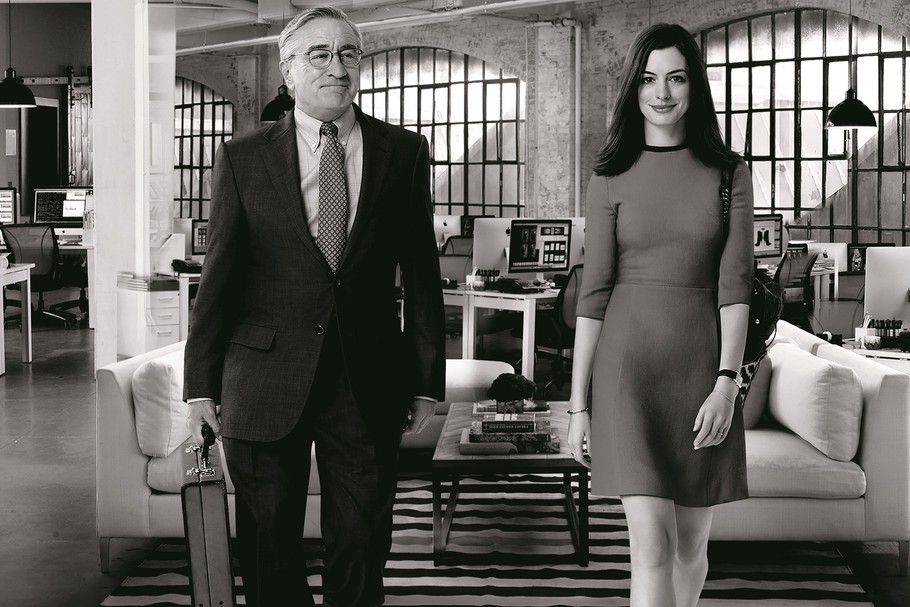 Anne Hathaway i Robert De Niro w filmie "Praktykant"