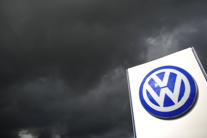 Volkswagen dusi się w spalinach afery silnikowej. Są kolejne pozwy