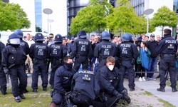 Niemcy protestują przeciw obostrzeniom i zasadom dystansu społecznego