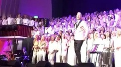 Tysiącosobowy chór oddaje hołd zmarłemu tydzień temu DJ. Tej wersji nagrania Avicii 'Wake Me Up' trzeba posłuchać [WIDEO]