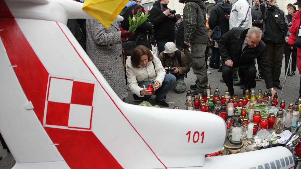 Kościelne dzwony zabiły punktualnie. O 8:41. Dzwony biły długo, jakby swoim dźwiękiem chciały przypomnieć tych wszystkich, których brakuje, jakby chciały przywołać ich nazwiska, sprowokować zadumę. Ale zadumy nie było. Kiedy dźwięk kościelnych dzwonów rozbrzmiewał na Krakowskim Przedmieściu, z tłumu słychać było okrzyki "gestapo".