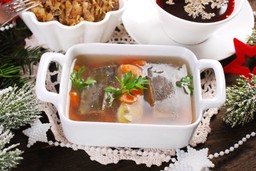 genialna, bursztynowa i przejrzysta galareta z karpia. na stole w wigi