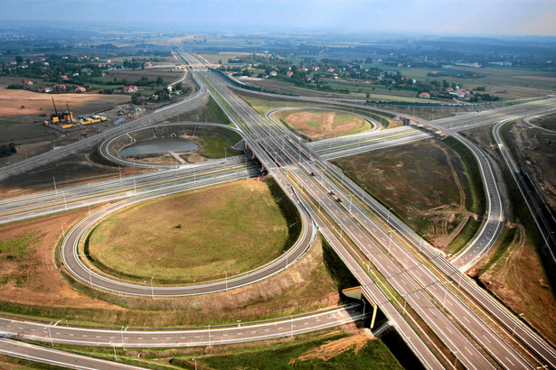 Nowe autostrady i trasy ekspresowe skróciły czasy przejazdu – np. między Łodzią i Warszawą o pół godziny – i przyczyniły się m.in. do masowego odpływu pasażerów od kolei. W tę dziedzinę warto jednak inwestować. Jak wynika z wyliczeń PwC, zbudowanie w latach 2007-2013 ponad 1,5 tys. km dróg szybkiego ruchu wygenerowało roczne oszczędności - tylko z powodu zysku w czasie podróży - na poziomie 6 mld zł, czyli 0,3 proc. PKB. Oto program drogowy w pigułce. Na zdjęciu: Lubelszczyzna, budowa i okolice budowy trasy ekspresowej S 17.