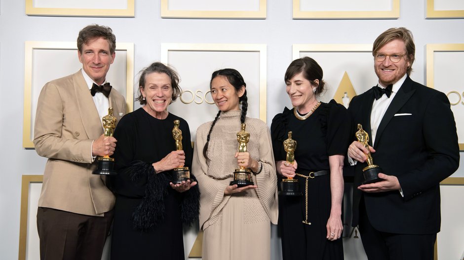 Oscary 2021 - Peter Spears, Frances McDormand, Chloe Zhao, Mollye Asher i Dan Janvey (twórcy filmu "Nomadland")