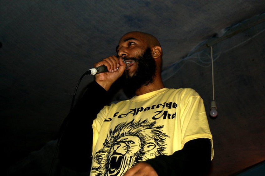 Abdelrahim Heiravi-frontmen benda   - Fc Apatride Utd svira sirovi, teški ruts,oslobođen tržišnih imperativa koji oblikuju modernu umetnost. Jer težnja za reprodukcijom zvuka Božje čestice ne podleže potčinjenošću tržištu i nije determinisana njegovim zahtevima. Otuda i smisao naziva “ruts”- objašnjava Abdelrahim Heiravi frontmen benda.