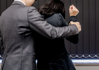 Seks w zamian za awans. Uczmy o zakazie molestowania