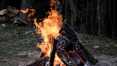 Tragedia w Siedlcach. Gasiła ognisko i wpadła w płomienie 