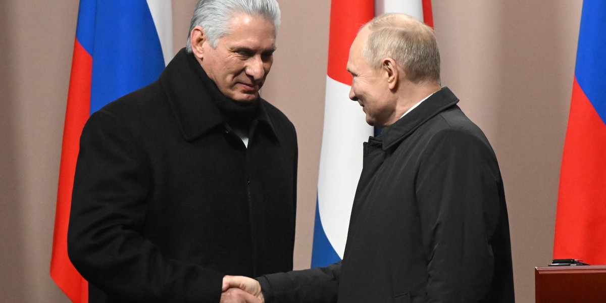 Miguel Diaz-Canel Władimir Putin podczas odsłonięcia pomnika Fidela Castro w Moskwie