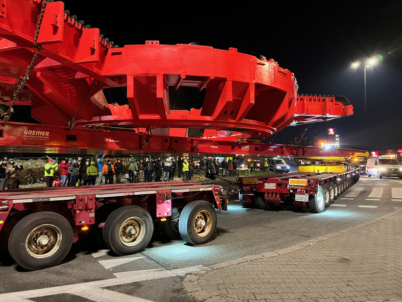 Transport gigantycznej maszyny TBM w Warszawie