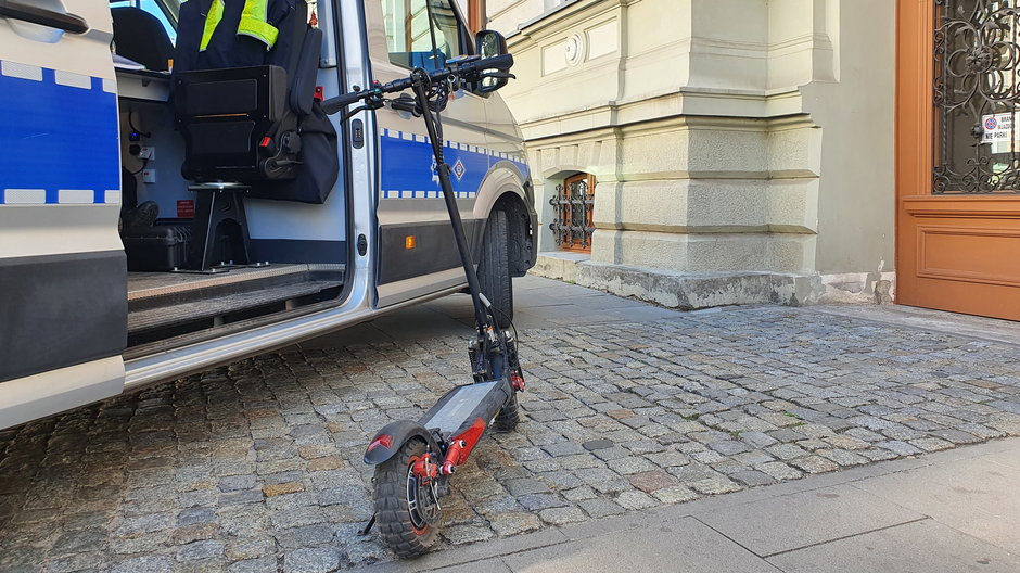 Wypadek w Łodzi. Jechał na hulajnodze, potrącił 6-latka