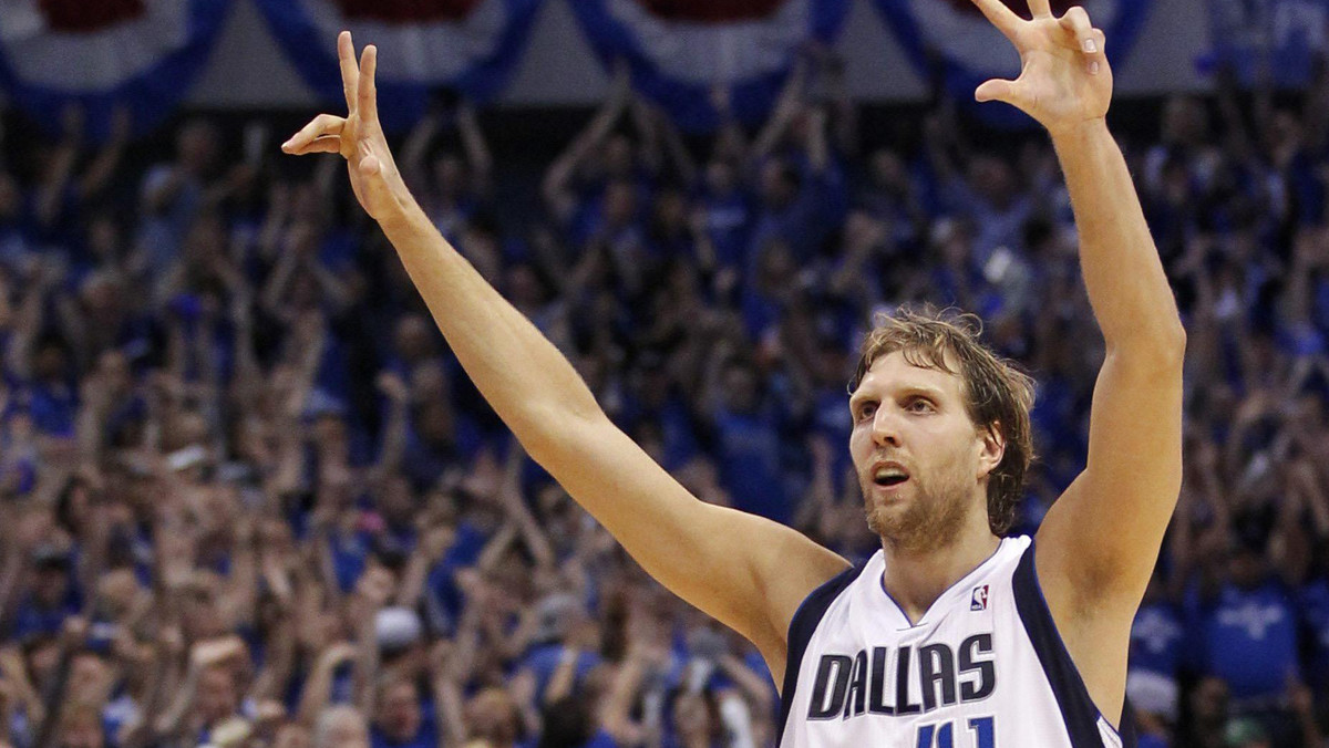 - Nie możemy za każdym razem wpadać w tak głęboki dołek - komentuje po meczu numer 3 finału play-off zawodnik Dallas Mavericks, Dirk Nowitzki. Chociaż Niemiec był najlepszy w drużynie Mavs w przegranym spotkaniu 88:86 z Miami, to nie wystarczyło to na świetnych tego wieczoru zawodników Heat.