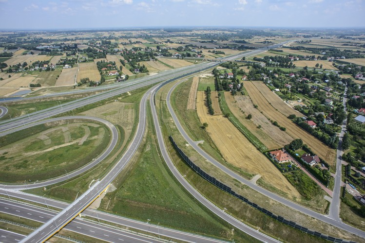 Od strony Warszawy do węzła Lublin Sławinek dojedziemy trasą ekspresową. Na węźle kierowcy będą mieli trzy możliwości wyboru trasy. Mogą wybrać północną obwodnicę omijającą Lublin. Ci, którzy chcą wjechać do miasta, w przyszłości pojadą łącznikiem. <a href='http://forsal.pl/artykuly/813459,budimex-chce-budowac-obwodnice-lublina-za-424-mln-zl-to-najtansza-oferta.html'>Trzecia możliwość to zachodnia obwodnica Lublina w kierunku Rzeszowa. </a> <br><br>fot. (wp/mr) PAP/Wojciech Pacewicz