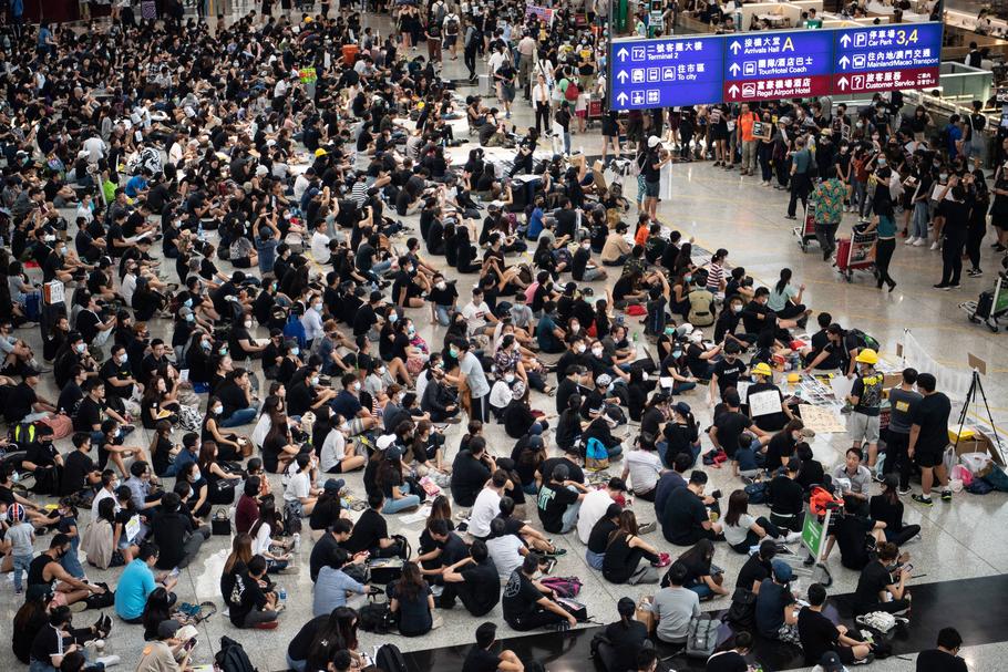 Protestujący na lotnisku Chek Lap Kok w Hongkongu. 13 sierpnia 2019 r.