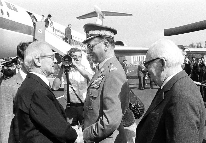 Wojciech Jaruzelski wita Ericha Honeckera na warszawskim Okęciu, 1983 r. W Polsce trwa stan wojenny