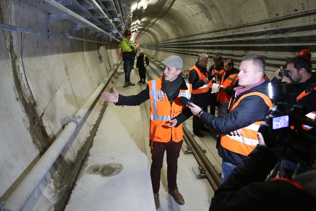 Rzecznik wykonawcy II linii metra Mateusz Witczyński (L) pokazuje zaciek w tunelu pod Wisłą na odcinku II linii warszawskiego metra, pomiędzy stacjami Stadion Narodowy - Centrum Nauki Kopernik, podczas prezentacji mediom stanu infrastruktury metra, 25 bm. w Warszawie. Przedstawiciele mediów zostali zaproszeni w związku z pojawiającymi się nieścisłymi informacjami na temat przecieków w tunelach. (zuz) PAP/Leszek Szymański